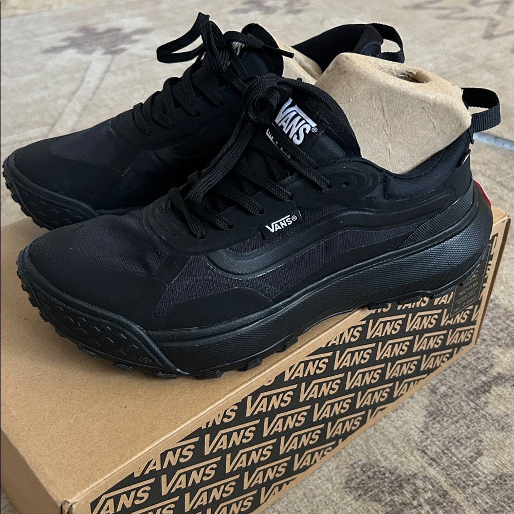 Wore once! Vans MTE Crosspath M7/W8.5 Triple Black